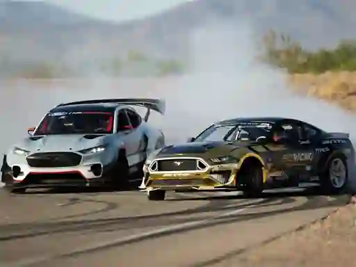 שפּיל Drifting Mustang Car Puzzle אָנליין